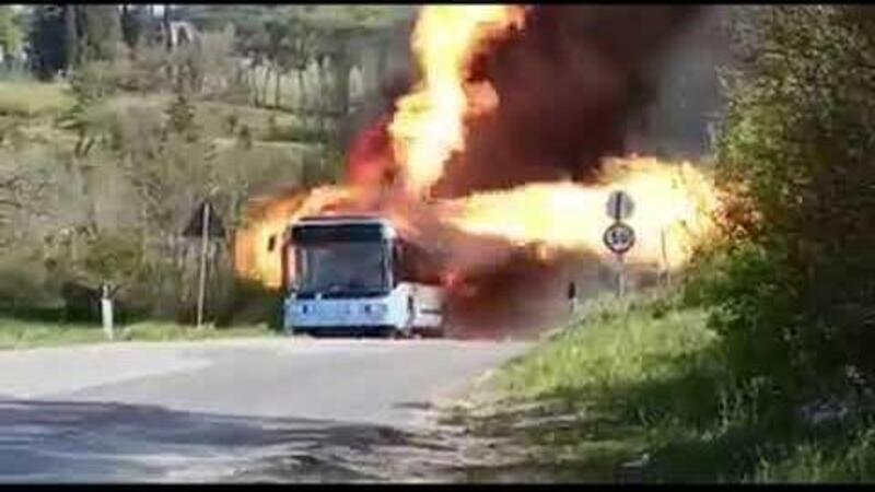 A fuoco le bombole: autobus a carburante alternativo (CNG) in fiamme a bordo strada [video e soccorsi]