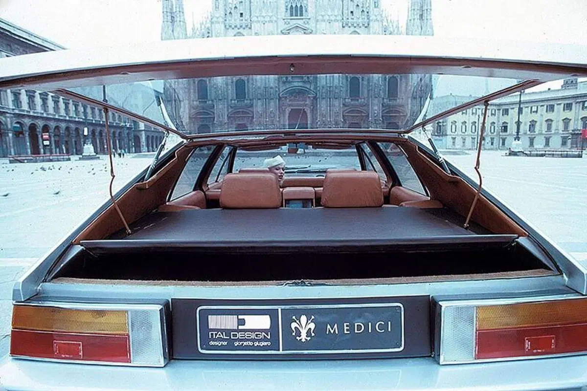 Medici Maserati, Milano 70s: la bella bionda e la bella di Giugiaro [V8 5.0 6 posti] (5)