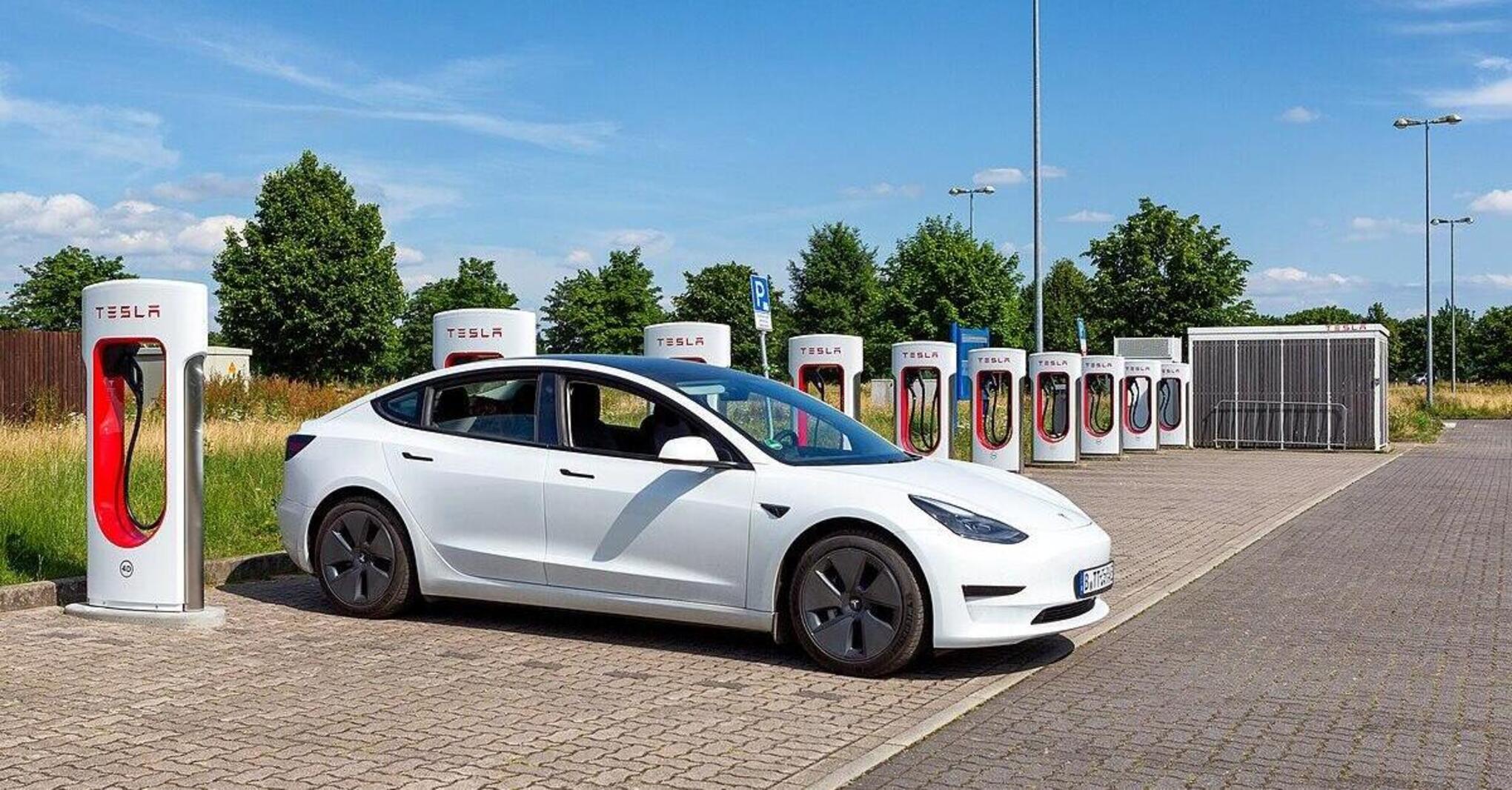Urban Supercharger di Tesla, la prima stazione in Italia arriva a Milano News Automoto.it