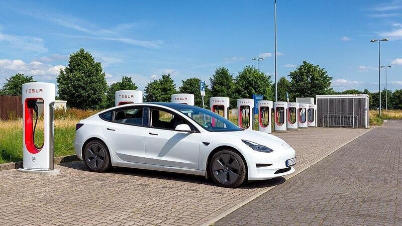 Urban Supercharger di Tesla, la prima stazione in Italia arriva a Milano 