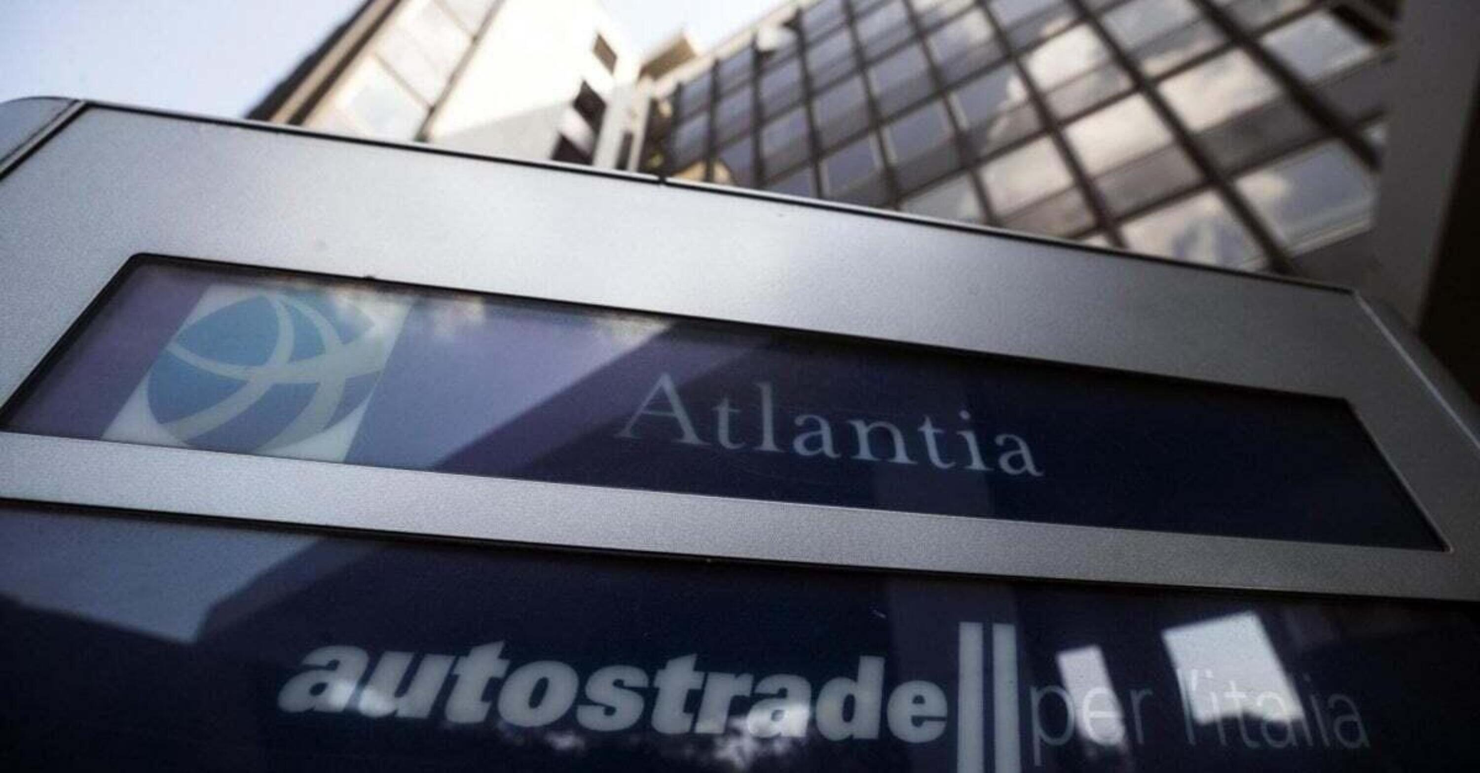 Atlantia cede Autostrade che dopo 22 anni torna nelle mani dello Stato 