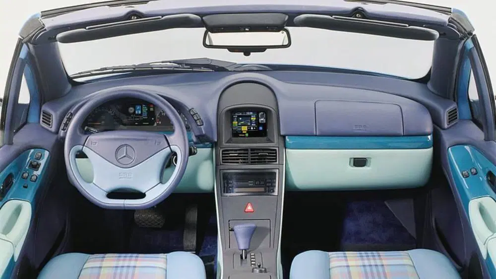 L'abitacolo, con display centrale, del VRC Mercedes anni Novanta