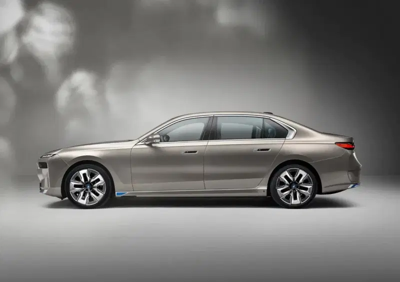 BMW i7 (2)