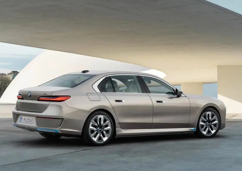 BMW i7 (4)