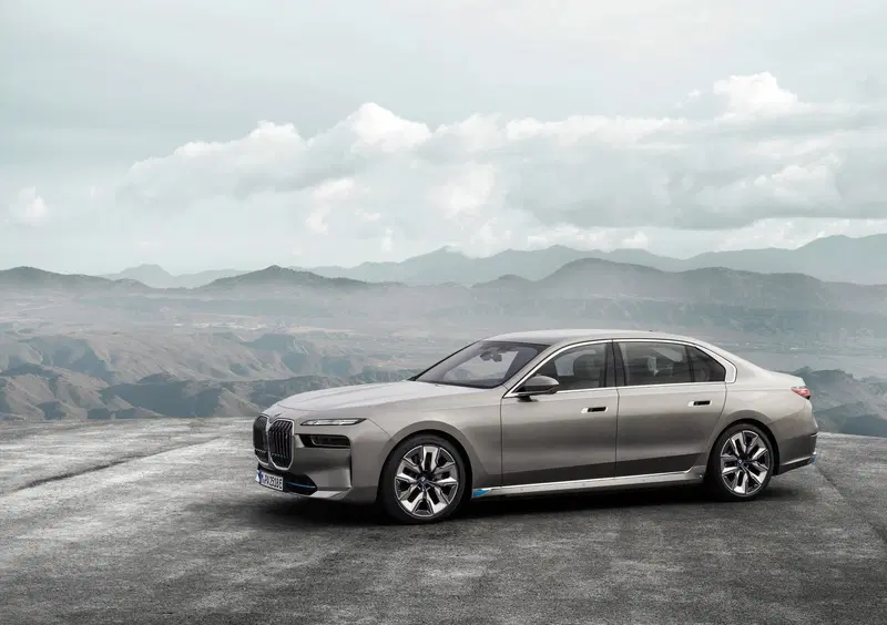 BMW i7 (7)