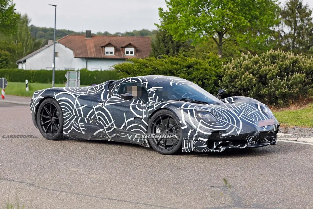 Pagani: foto spy rivelano la nuova auto