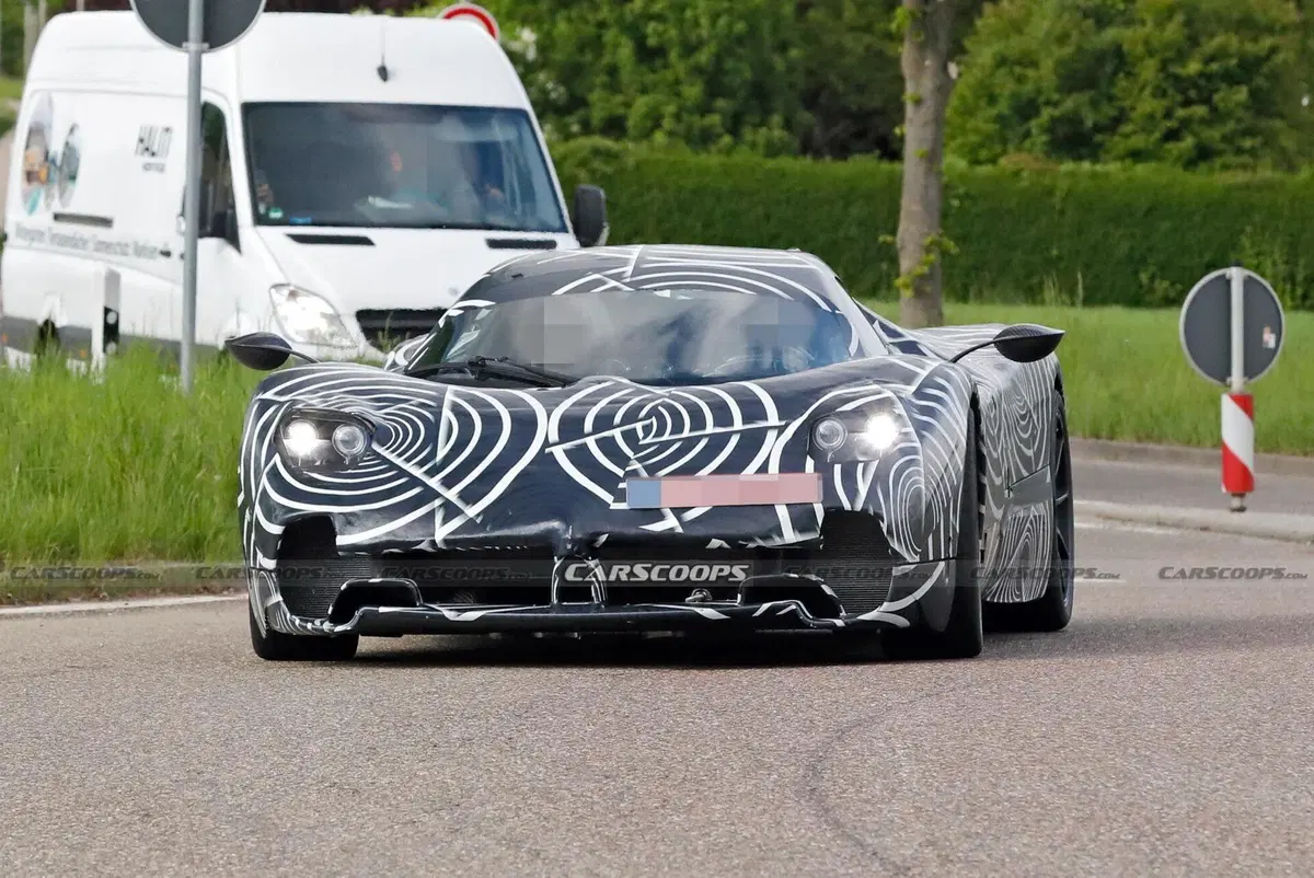 Pagani: foto spy rivelano la nuova auto (2)