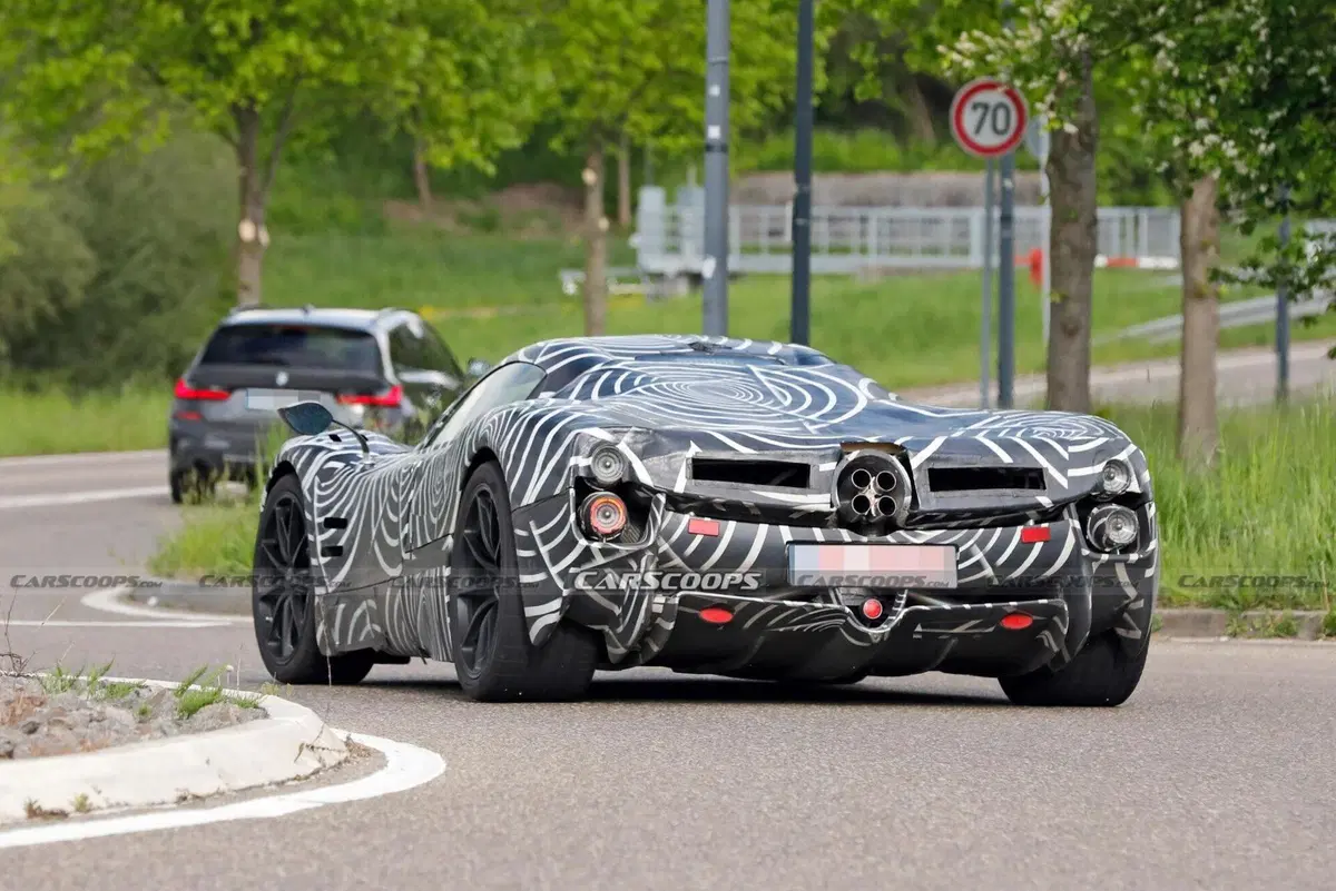 Pagani: foto spy rivelano la nuova auto (3)