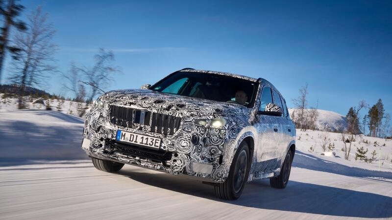 BMW iX1: finiti i collaudi, debutta a settembre