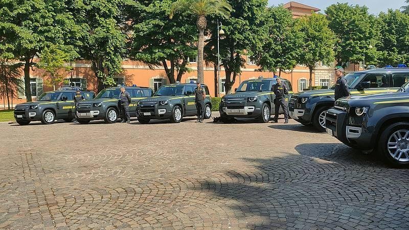 50 nuove Land Rover Defender alle Fiamme Gialle