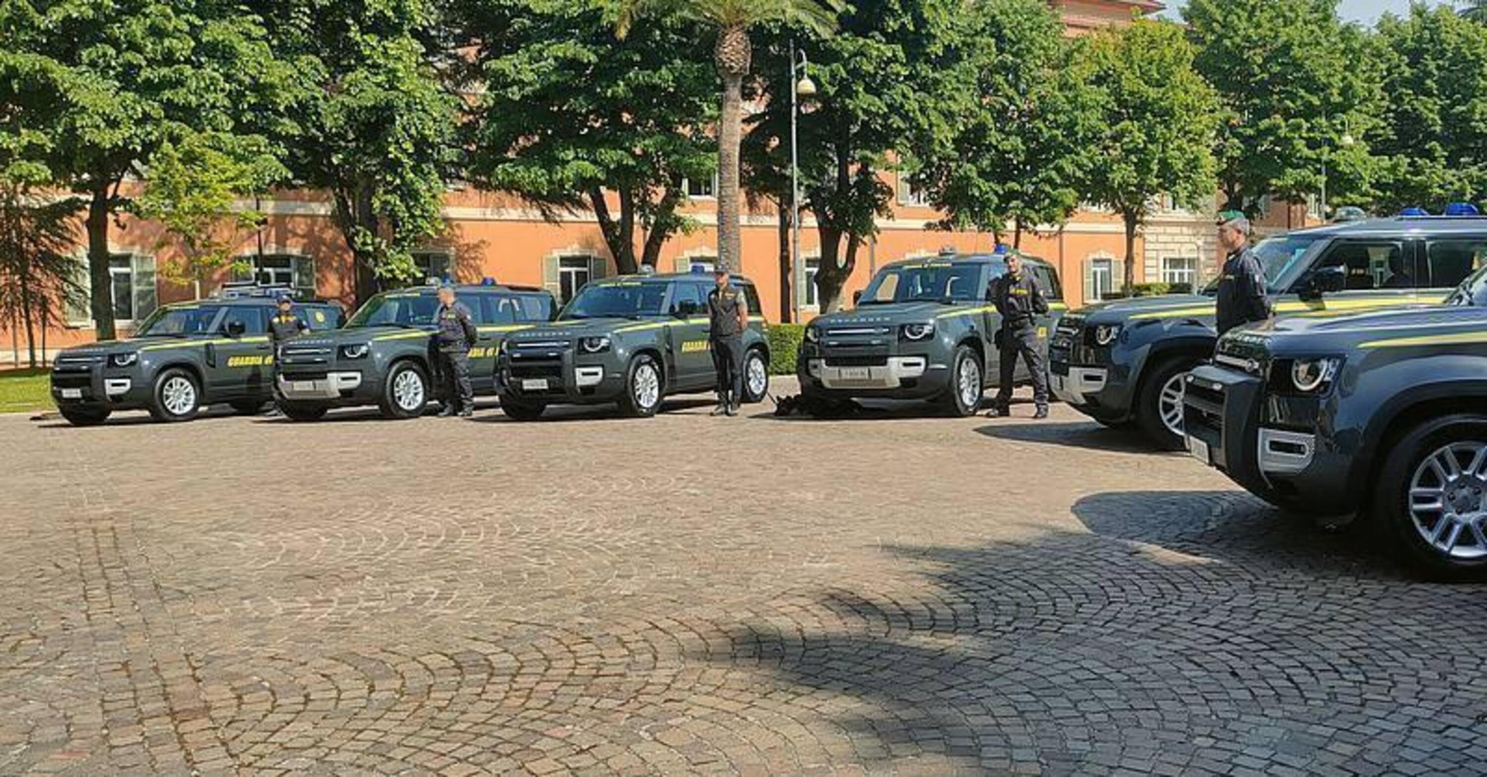 50 nuove Land Rover Defender alle Fiamme Gialle