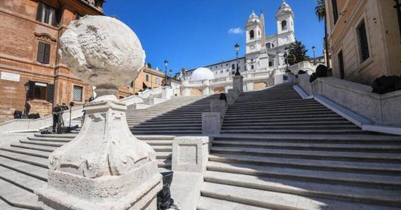 Roma, scende dalla scalinata di Trinit&agrave; dei Monti con una Maserati danneggiando un gradino. &Egrave; caccia al vandalo