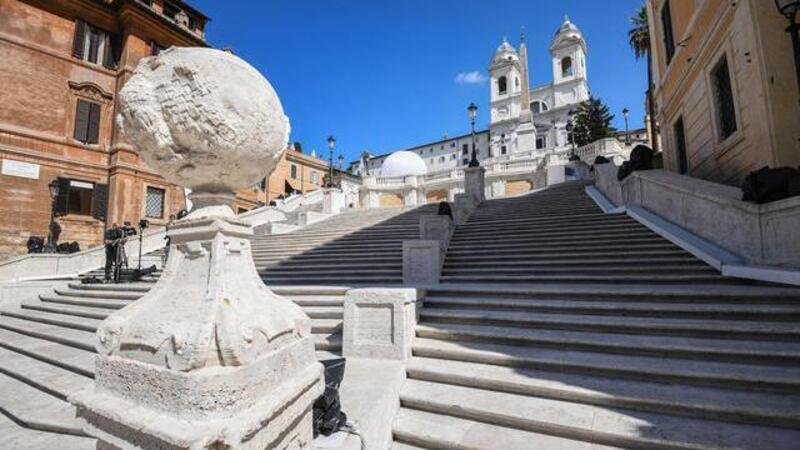 Roma, scende dalla scalinata di Trinit&agrave; dei Monti con una Maserati danneggiando un gradino. &Egrave; caccia al vandalo