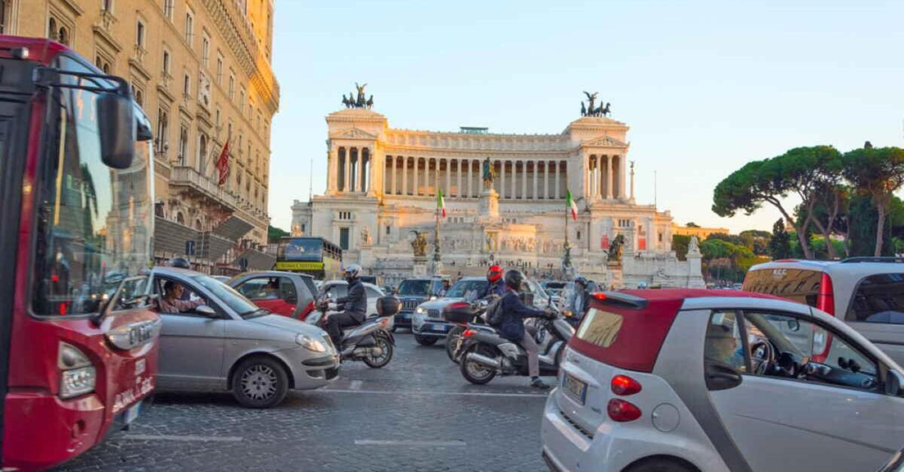 Trasporti, Roma la pi&ugrave; congestionata. Il ministero: aumentare del 10% i sistemi di mobilit&agrave; sostenibile 