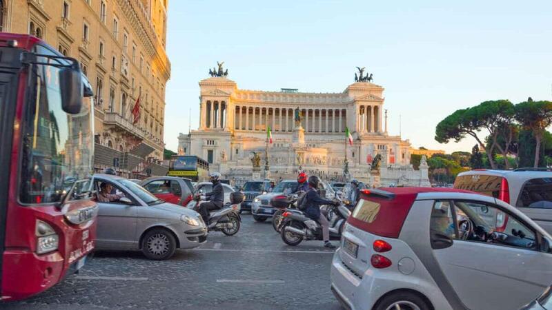 Trasporti, Roma la pi&ugrave; congestionata. Il ministero: aumentare del 10% i sistemi di mobilit&agrave; sostenibile 