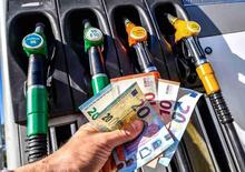 L’Italia è tra i 10 Paesi al mondo dove la benzina costa di più, ma il primo non è in Europa