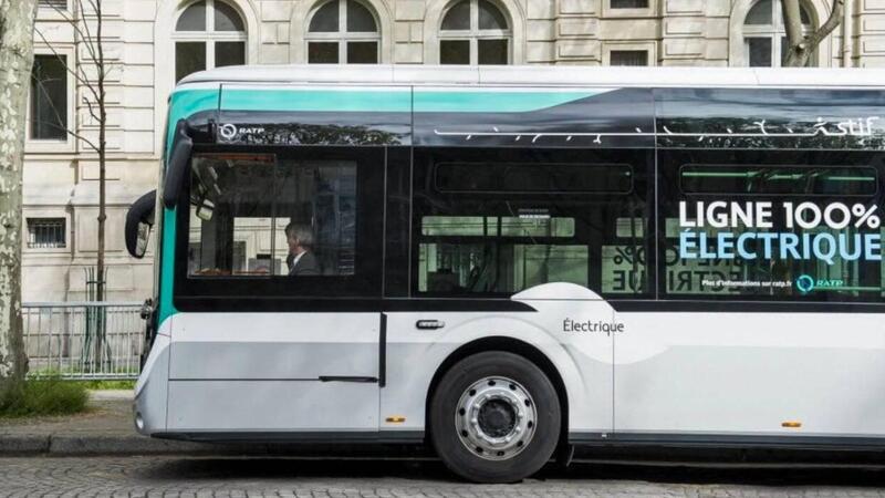 Bus prende fuoco: sospesi gli elettrici a Parigi