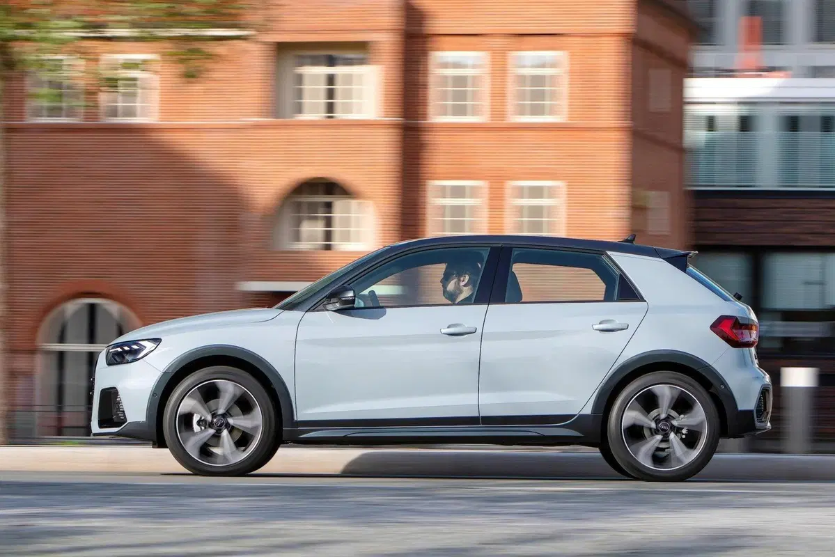 Audi, novità in listino per A1 citycarver, A4 allroad, Q7 e Q8 (10)