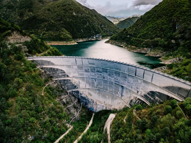 La diga della Valvestino, in provincia di Brescia produce in media 80 GWh all'anno