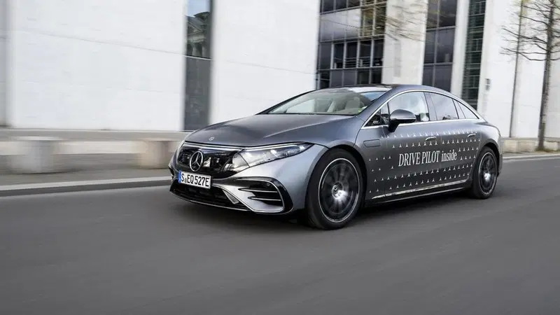 Mercedes, la Classe S e la EQS in Germania guidano in autonomia, o quasi