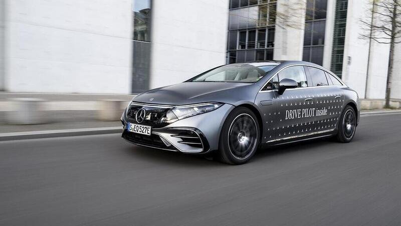 Mercedes, la Classe S e la EQS in Germania guidano in autonomia, o quasi