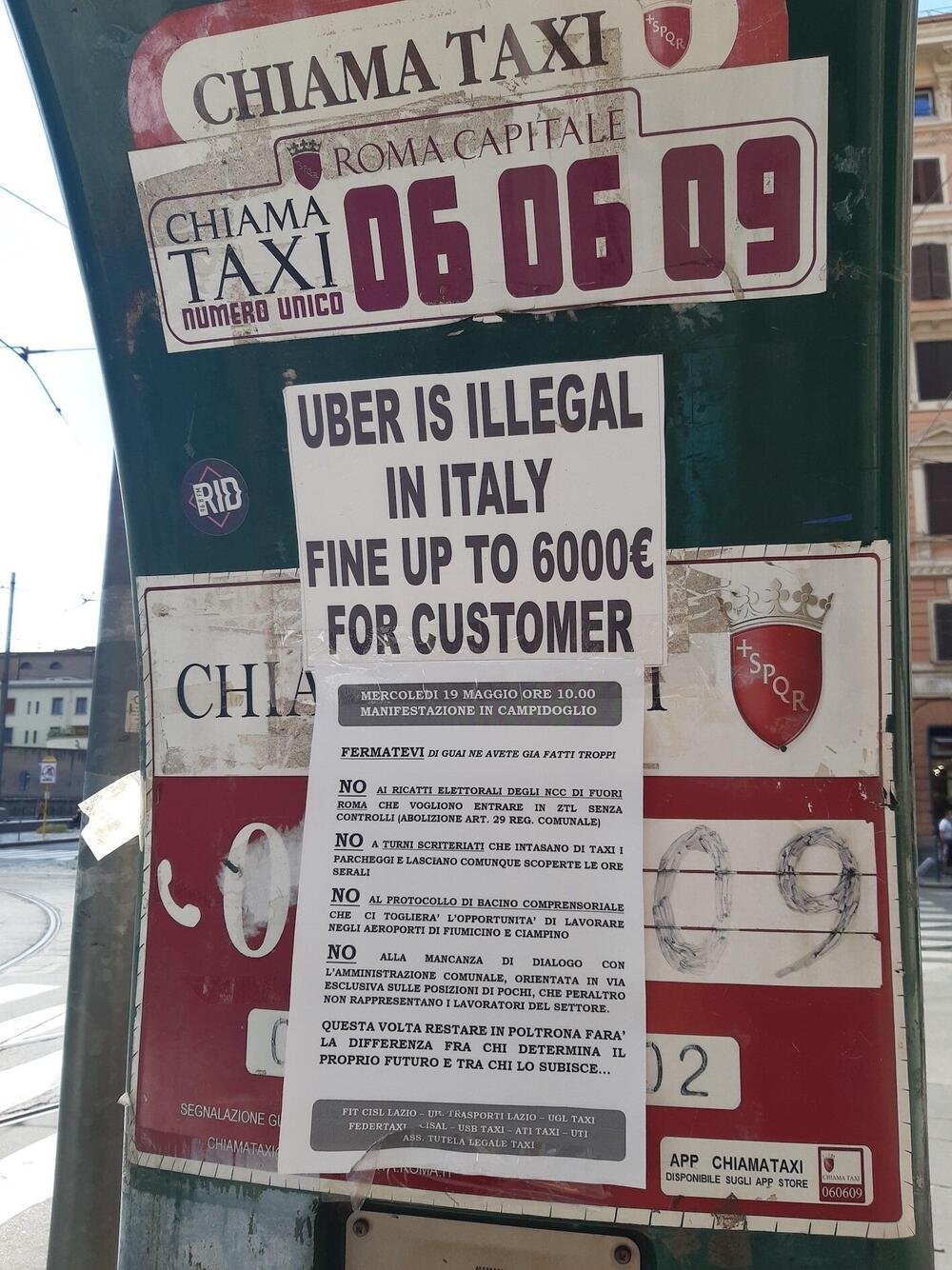 Altri tempi: un manifesto contro Uber, affisso ad una stazione di taxi del Comune di Roma