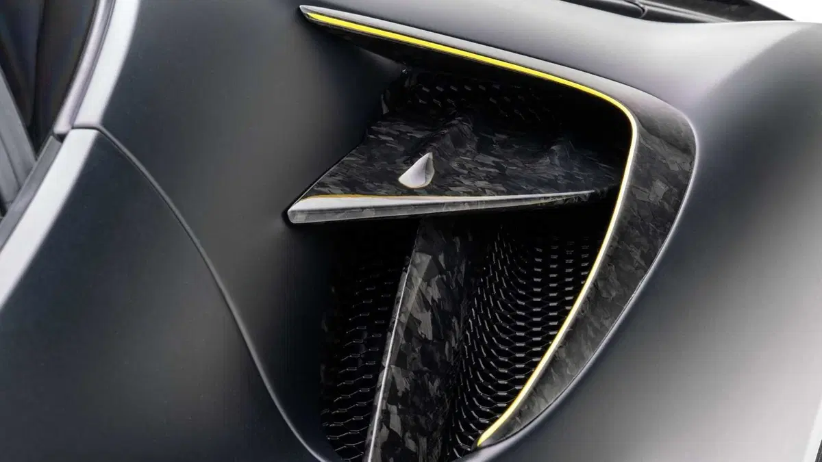 Mansory F9XX, l'azienda rifà il look alla Ferrari SF90 (18)
