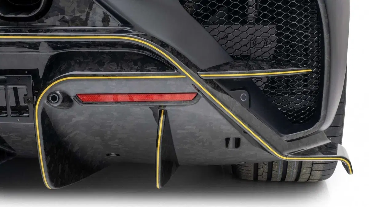 Mansory F9XX, l'azienda rifà il look alla Ferrari SF90 (23)
