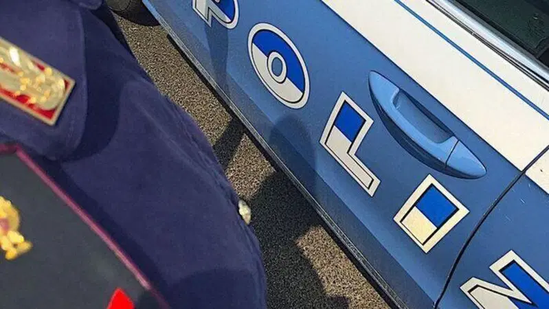 Finto commercialista sparava aghi da un'auto a noleggio
