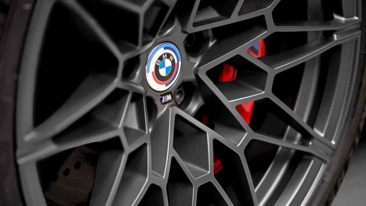 BMW M4 M 50 Jahre Edition, si festeggiano i 50 anni (10)