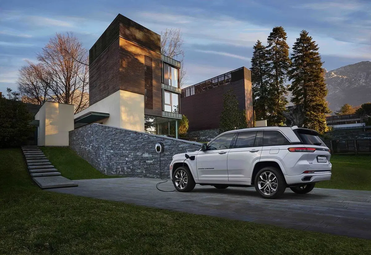 Jeep Grand Cherokee 4xe Plug in Hybrid, aperti gli ordini (2)
