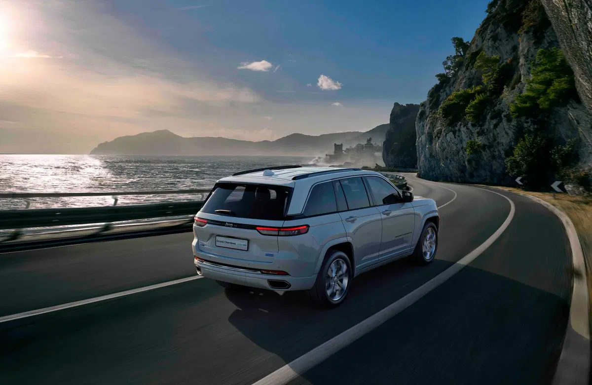 Jeep Grand Cherokee 4xe Plug in Hybrid, aperti gli ordini (4)