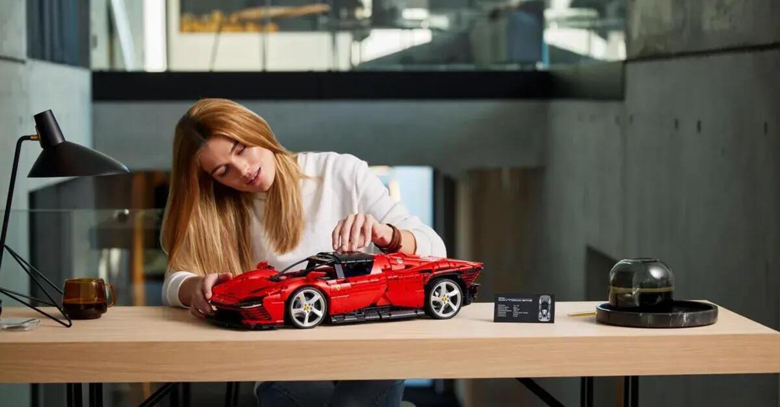 Ferrari Daytona SP3 fatta a pezzi: 3778 per la precisione, tutti LEGO [costa 400 &euro;]