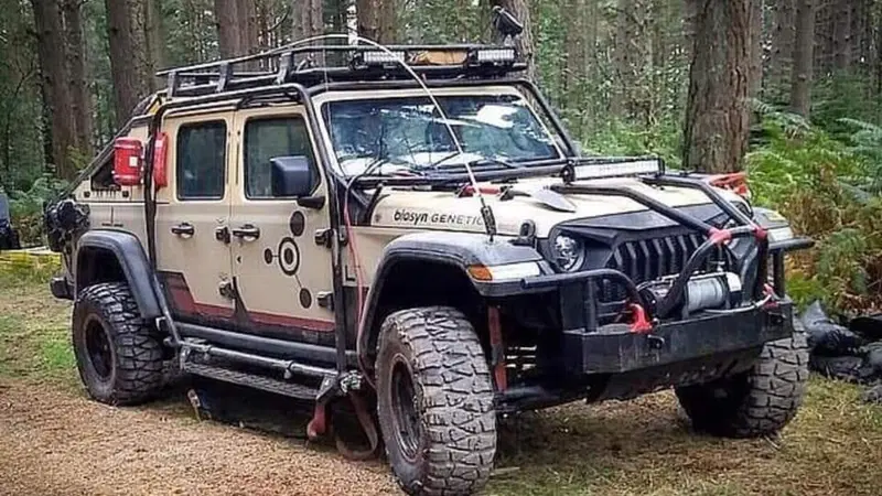 Tutto pronto per l'Apocalisse: la Jeep Gladiator sul set di Jurassic World Dominion 