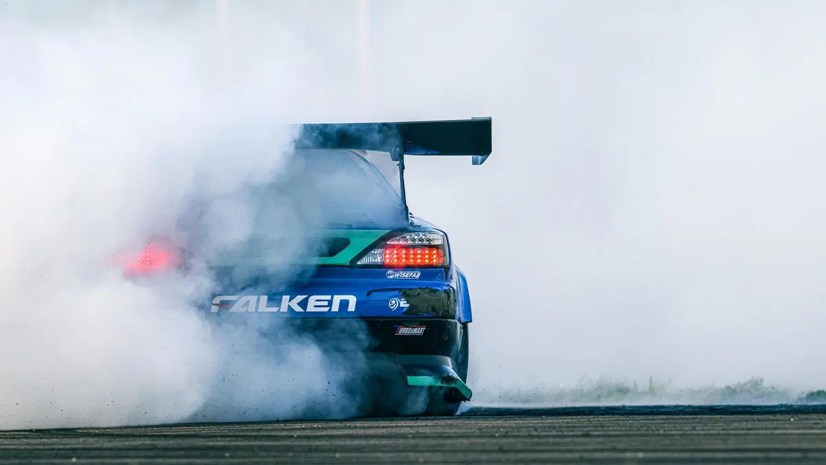 Falken: il costruttore di pneumatici che per venderne di più… li distrugge [e a noi piace così] (19)