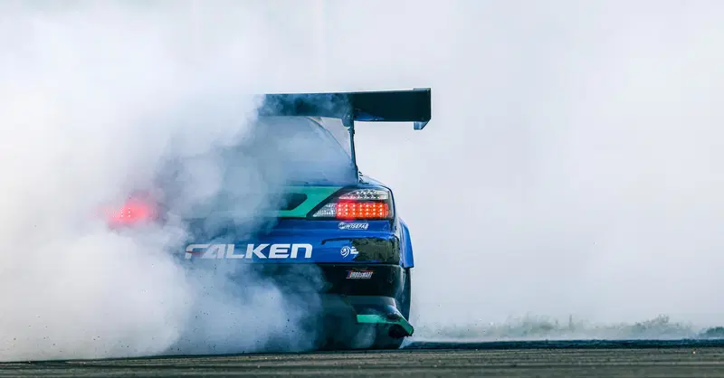 Falken: il costruttore di pneumatici che per venderne di pi&ugrave;&hellip; li distrugge [e a noi piace cos&igrave;]