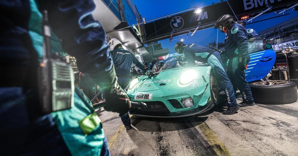 Ad ogni pit-stop la Porsche 911 GT3 R richiede circa 100 litri di benzina