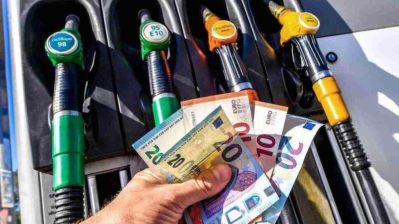 Petrolio oltre i 125 dollari: di quanto aumentano benzina e gasolio?