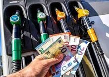 Petrolio oltre i 125 dollari: di quanto aumentano benzina e gasolio?