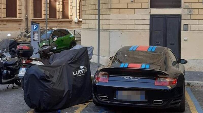 Roma, il malcostume di occupare lo spazio di sosta per i disabili