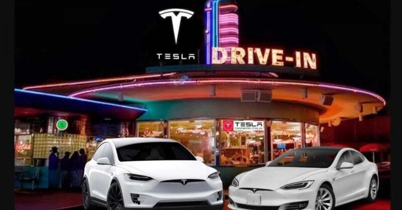 Supercharger Tesla e Fast Food: l&#039;atmosfera di American Graffiti a Los Angeles