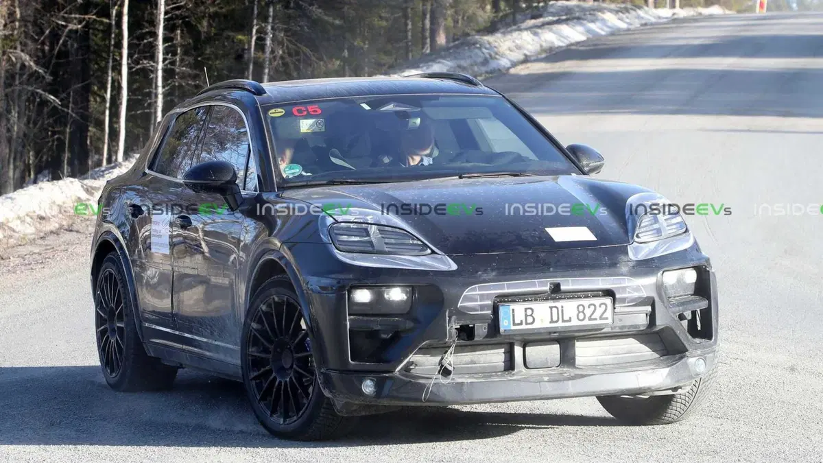 Nuova Porsche Macan elettrica: ecco altre foto (4)