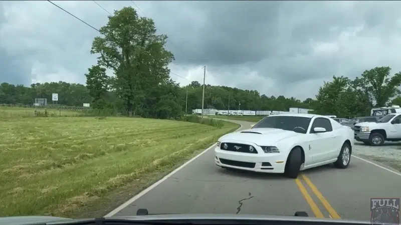 La Tesla della polizia che insegue per mezz'ora una Ford Mustang... Che video