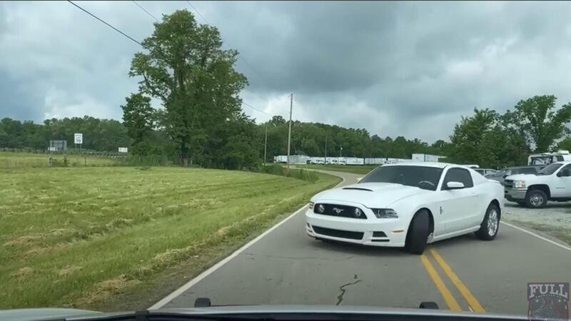 La Tesla della polizia che insegue per mezz&#039;ora una Ford Mustang... Che video