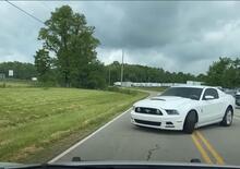 La Tesla della polizia che insegue per mezz'ora una Ford Mustang... Che video