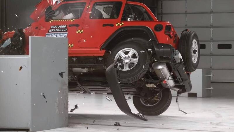 La nuova Jeep Wrangler 2022 va &quot;sottosopra&quot; nei crash-test americani: problema irrisolto [video]