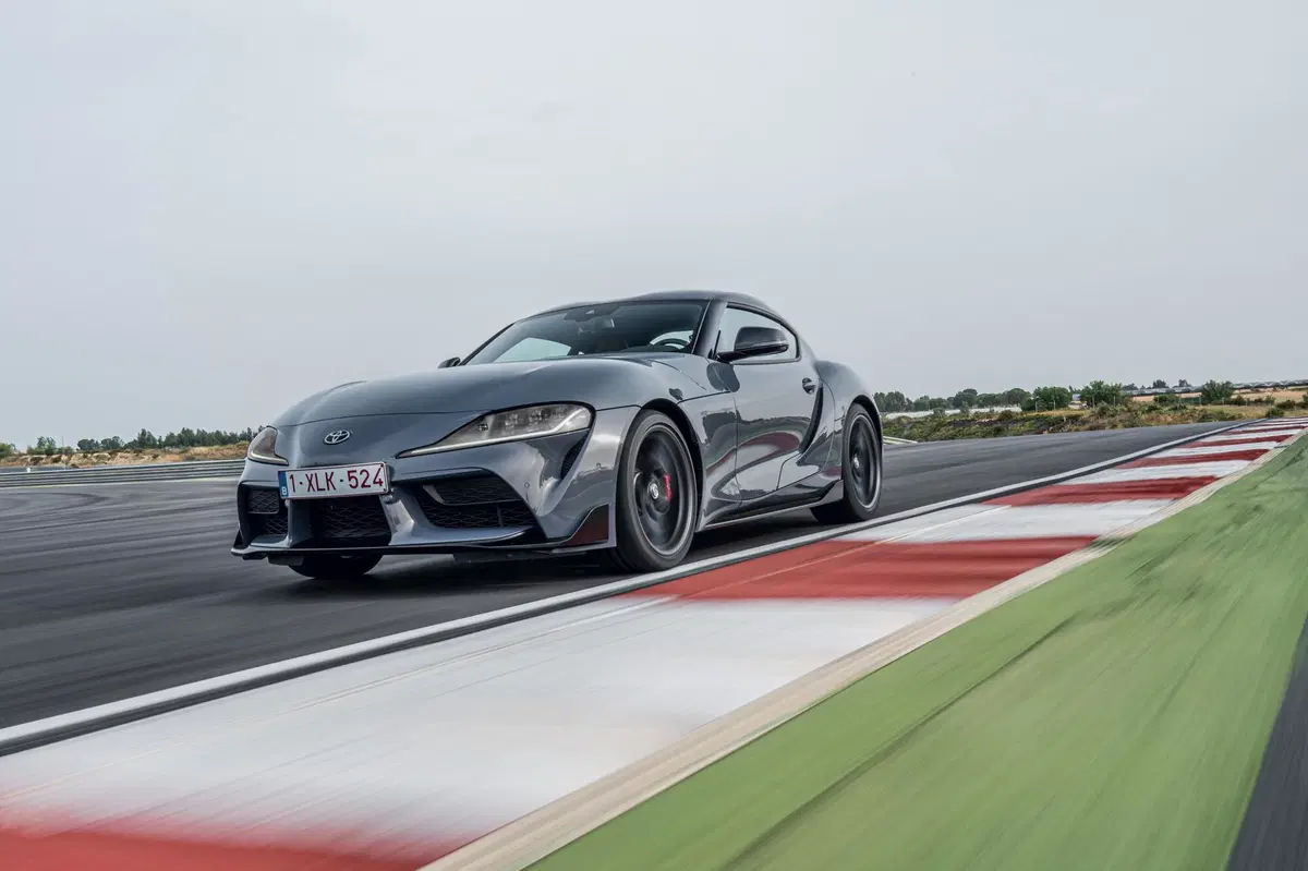 Toyota GR Supra 2023: cambio manuale, 340 CV e - 40 kg! [Video]
