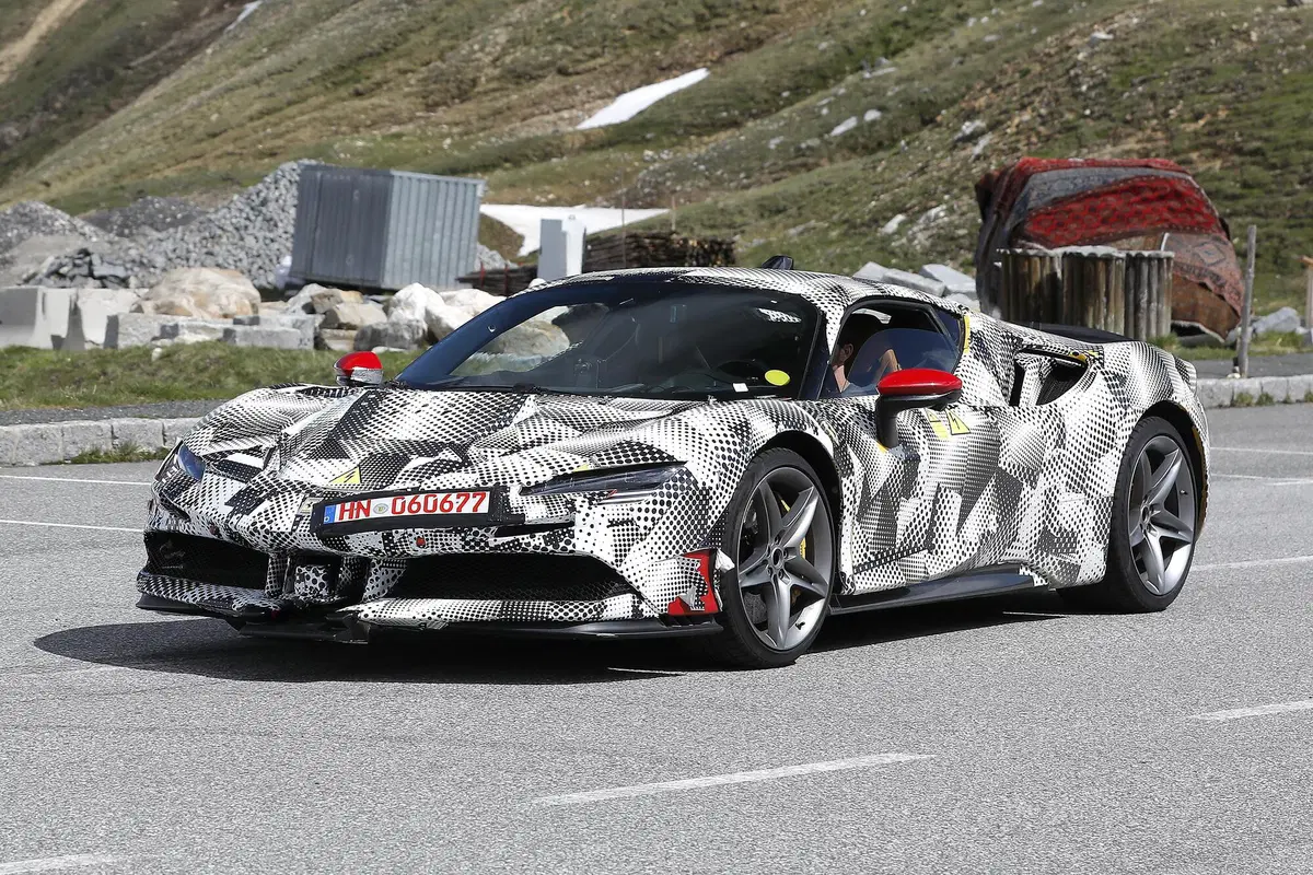 Ferrari SF90 Stradale, in arrivo una versione speciale? Le foto spia (2)