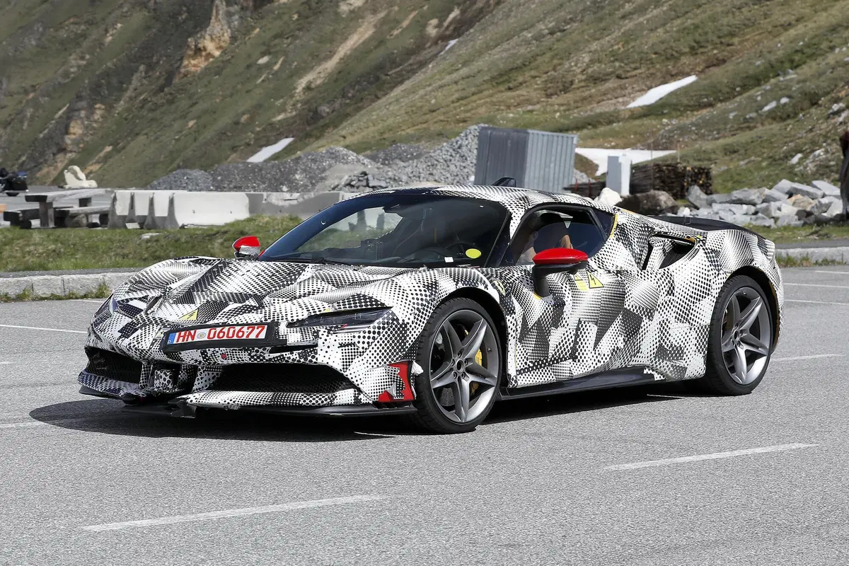 Ferrari SF90 Stradale, in arrivo una versione speciale? Le foto spia (3)