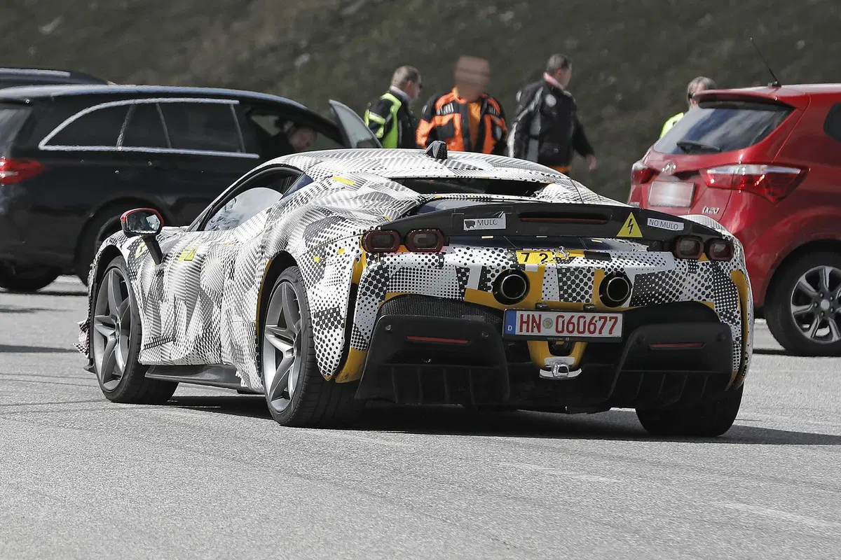 Ferrari SF90 Stradale, in arrivo una versione speciale? Le foto spia (4)